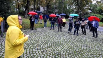 Bild: Stephan Huber
Gewerkschafter und Parteienvertreter gedenken am Ehrenmal auf dem Friedhofberg der Opfer der Kriege.