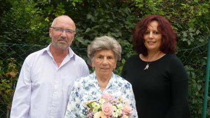 Bild: bir
Meta Schicker (Mitte) aus Thanhausen feierte vergangenen Samstag ihren 90. Geburtstag. Viele Vereine gratulierten der Jubilarin, die Feier fand im engsten Familienkreis statt. Im Bild: Sohn Albert, Meta Schicker, Tochter Rosi (von links).
