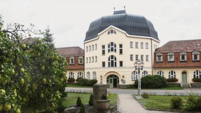 Bild: Gabi Schönberger
Von außen erinnern die alten Gemäuer des Bezirkskrankenhauses Wöllershof tatsächlich an ein besseres Hotel. Für betuchte Patienten soll es künftig die Möglichkeit geben, auch Leistungen wie in einem Hotel zu beziehen.