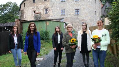 Bild: fpoz
Dankesworte gab es jetzt für langjährige Mitarbeiterinnen des Kinderhauses Sankt Sebastian. Im Bild (von links) Sophia Traßl, Bürgermeisterin Margit Bayer, Praktikantin Anna-Maria Stettner, Erzieherin Claudia Werner, Meike Rubner und Kinderhausleiterin Silke Weinhold.