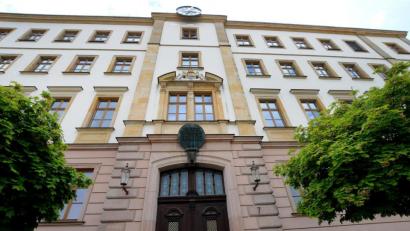 Bild: Stephan Huber
Noch sind die Türen geschlossen, ab Dienstag startet jedoch wieder der Schulbetrieb. Nicht nur im Max-Reger-Gymnasium Amberg gelten dann strenge Auflagen, um die Corona-Fallzahlen nicht noch weiter steigen zu lassen.