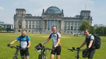 Bild: exb
Ein Höhepunkt auf der 683 Kilometer langen Radtour von Waldsassen auf die Insel Rügen war für Michael Wedlich, Stefan Bauer und Alexander Bauer (von links) ein Zwischenstop vor dem Bundestag in Berlin am dritten Tag.