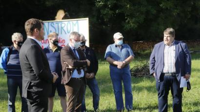 Bild: mfh
Bundestagsabgeordneter Uli Grötsch spricht in Aichazandt unter anderem mit dem Bürgermeister von Illschwang, Dieter Dehling (rechts).