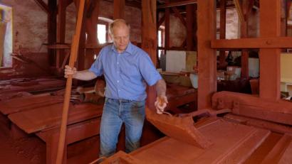 Bild: tr
Rundgang durch die Glasschleif in Trautenberg an der Fichtelnaab: Besitzer Karl Pöllmann zeigt, wie das Handwerk an den Polier-Tischen von statten ging.