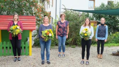 Bild: ohr
Bürgermeister Peter Neumeier (rechts) begrüßte die neue Leiterin des Kindergarten „Villa Kunterbunt“ des Marktes Schwarzenfeld, Sabine Nickert (Dritte von links), und die Erzieherin Annika Weidner (Zweite von links) sowie die beiden Berufspraktikantinnen Paula Meier (links) und Eva Winkler (Dritte von rechts). Mit im Bild Sabine König, die stellvertretende Kindergartenleiterin (Mitte), und die stellvertretende Geschäftsleiterin der Verwaltungsgemeinschaft Schwarzenfeld, Lena Künzl (Zweite von rechts).