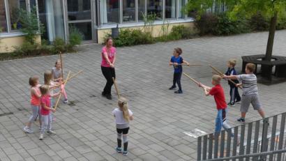 Bild: rn
Das Training mit dem Stock begeistert die Kinder sichtlich mehr als Übungen meditativer Art.