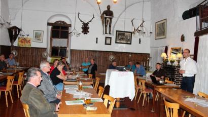 Bild: stg
BBV-Obmann Ely Eibisch (r.) hatte zur Infoveranstaltung in die Schlossschänke Kaibitz eingeladen.