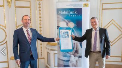 Bild: Elke Neureuther, Bayer. Staatsministerium
Minister Hubert Aiwanger (links) überreicht Bürgermeister Dietmar Schaller den Förderbescheid.