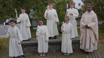 Bild: ld
In zwei Gruppen mussten die Fotos nach dem Gottesdienst gemacht werden: die erste Gruppe mit Pater Joy.
