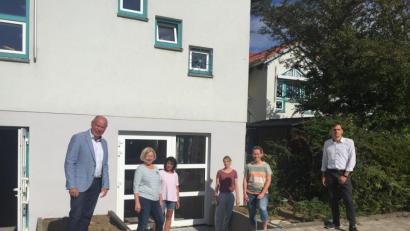 Bild: Wolfgang Roggenhofer
Bürgermeister Roland Strehl (links) gemeinsam mit Bauamtsleiter Alexander Greiner (rechts) bei der Besichtigung der Baumaßnahme. Begleitet werden sie von der Leiterin der Arche Noah, Klaudia Meindl, und ihrer Stellvertreterin Marina Gebhardt (Dritte und Vierte von links) sowie den beiden Gemeinderätinnen Renate Amrhein (Zweite von links) und Andrea Meier (fünfte von links), die an der Kindertagesstätte als Erzieherinnen tätig sind.