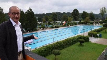 Bild: bö
Einen imposanten Blick hat Bürgermeister Erwin Geitner von der Terrasse des Badcafés über die Anlage. Fast ein halbes Jahrhundert war das Freibad in Rieden „die“ Anlaufstelle für Freizeit und Erholung. Jetzt wird es generalsaniert.