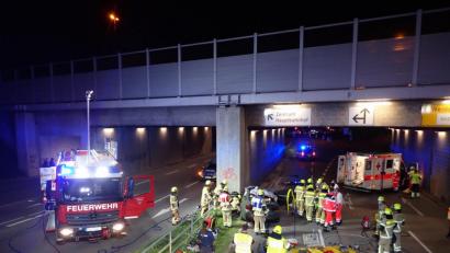Bild: Amt für Brand- und Katastrophenschutz Regensburg
In Regensburg ist ein Autofahrer gegen einen Brückenpfeiler gefahren.