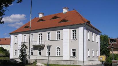 Bild: öt
Als imposantes Gebäude präsentiert sich heute das Schloss Riglasreuth. Den Bausünden aus der Zeit als Königlich Bayerisches Forstamt ist Außen nichts mehr anzusehen.