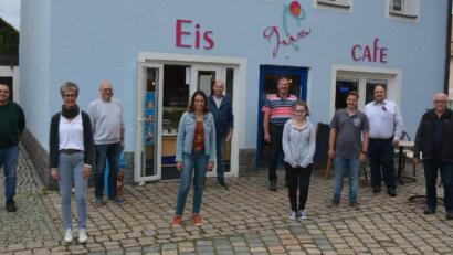 Bild: jr
Zu einem gemütlichen Abend mit Eisessen hatte die Marktgemeinde Konnersreuth Organisatoren und Helfer des Konnersreuther Ferienprogramms eingeladen. Mit dabei waren neben den Vertretern der Vereine Bürgermeister Max Bindl (rechts), Jugendbeauftragter Manuel Ernst (links) sowie Ute Pflaum (Dritte von links) von der Marktverwaltung.