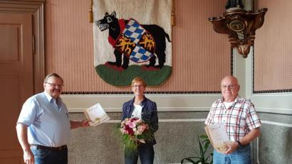 Bild: exb
Alfred Stier (links) gratuliert Heide Schertler und Josef Schabner zum Dienstjubiläum..