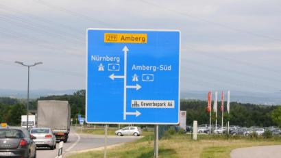 Archivbild: Petra Hartl
Im Bereich der Autobahnauffahrt Amberg-West in Ursensollen wird die Fahrbahn der Bundesstraße 299 erneuert. Deswegen kommt es dort zu Verkehrsbehinderungen.