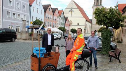 Bild: stg
Bauhof-Mitarbeiter Nick Danowski fährt nun dienstlich E-Bike, es freuen sich auch Bürgermeister Roman Schäffler (links) sowie die Verwaltungsmitarbeiter Susanne Schiller und Andreas Gallei.