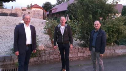 Bild: hl
Bürgermeister Roman Schäffler (links) und Martin Graser von der Stadtverwaltung (rechts) mit dem Ortssprecher Alois Schindler.