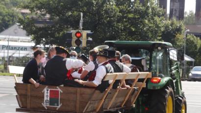 Bild: mfh
Eine Abordnung der Rosenberger Kirwaleit fuhr mit dem Traktor das bestellte Dahoambleibböia aus.