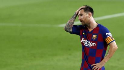Bild: Joan Monfort/dpa
Lionel Messi schiebt Frust. Er bleibt beim FC Barcelona, aber wohl nicht aus freien Stücken.