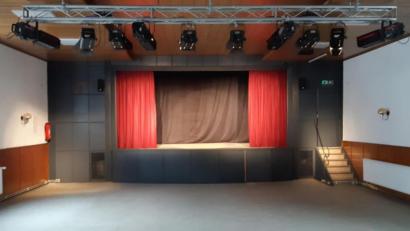 Bild: fjo
Zahlreiche Stunden investierten die Helfer der "Dorfbühne" in ihre neue, aber altbekannte Spielstätte.