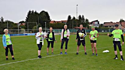 Bild: ü
Die Trainer der Lauf-10-Veranstaltung erhalten für ihr Engagement kleine Geschenke: Betty Friedl (von links), Monika Kellner, Kerstin Geyer, Moni Thurn, Vroni Prösl, Gerhard Fronhöfer, Elfriede Gradl, Jürgen Geyer und Karoline Sobirey.