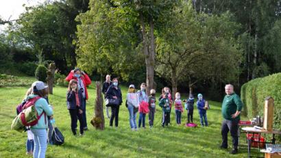 Bild: gi
Imker Martin Götz informiert die Mädchen und Buben über das Leben und Wesen der Bienen.