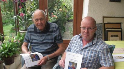 Bild: Monika Beer-Helm/exb
Herbert Hackbarth (rechts) überreichte ein druckfrisches Exemplar seiner Forschungsarbeit über die einstigen Mitterteicher Tuchmacher an Alfred Mehler. Der Tuchmacher-Spezialist aus Tirschenreuth hatte bei der Klärung von Fachbegriffen entscheidend weitergeholfen.