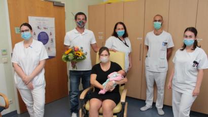 Bild: Kliniken Nordoberpfalz AG/Eva-Maria Rauch
Die kleine Lina ist die 1001. Geburt des Jahres am Klinikum Weiden. Ihr und Mama Anja sowie Papa Manuel gratulieren die Leitende Oberärztin Dr. Annette Lechler, Stationsleiterin Elisabeth Kick, MUDr. Martin Lastovicka und Hebamme Julia Volkmer.