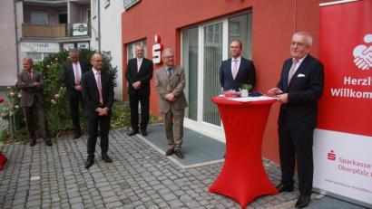 Bild: wro
Die Eröffnungsansprache hielt Vorstandsvorsitzender Ludwig Zitzmann (rechts). Seiner Rede folgten Andreas Merx, Dieter Bunsen (beide Diebold Nixdorf Deutschland GmbH), stellvertretender Landrat Alfred Scheidler, Peter Hamm, Bürgermeister Toni Dutz und Hans-Jörg Schön (von links).