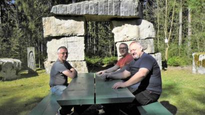 Bild: öt
Seit dem Jahr 1999 erinnert das von Forstoberrat a.D. Wolfgang Riedel von der Forst Ebnath AG errichtete Denkmal an die Schlacht von 1504 im bayerischen Erbfolgekrieg. Mitglieder des Hirschberger Fähnleins pflegten die Erinnerung daran. Von links: der frühere Vorsitzende Josef König, Gerd König und der letzte Vorsitzende Günter Kuhbandner.