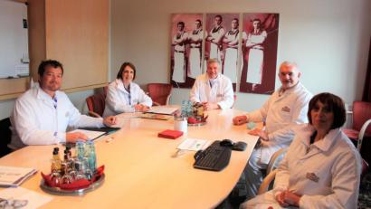 Bild: stg
Firmenchef Michael Ponnath (Mitte) begrüßte eine SPD-Delegation mit (v.l.) MdB Uli Grötsch, MdL Annette Karl, SPD-Kreistagsfraktionssprecher Uli Roth sowie Kreis- und Stadträtin Jutta Deiml zum Meinungsaustausch.