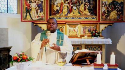 Bild: do
In Konzelebration mit Stadtpfarrer Thomas Jeschner feiert der neue Pfarrvikar Gerald Obumneke Nwenyi seine erste Heilige Messe in St. Laurentius.