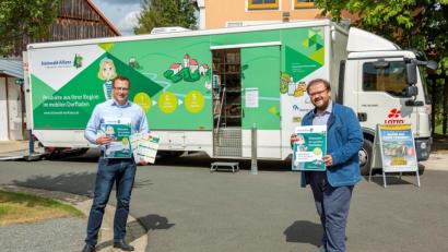 Bild: stg
Steinwald-Allianz-Geschäftsführer Martin Schmid (links) und Bürgermeister Hans Walter freuen sich über weitere Stationen in der Gemeinde Kastl