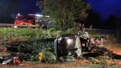 Bild: kro
Die Feuerwehr befreite den 23-Järhigen aus seinem Ford Ranger.