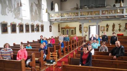 Bild: krb
In der St. Salvator Kirche in Störnstein mussten die Kinder anhand von Bildern so manches Rätsel lösen.