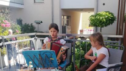Bild: u
Auf Initiative von Tagespflegeleiterin Birgit Seidl feiern die Tagespflegegäste gemeinsam mit Bewohnern des Hauses Conrad ein Grillfest. Für das i-Tüpfelchen sorgen mit beschwingten Musikstücken die neunjährige Hannah mit ihrer Ziehharmonika und die sechsjährige Lotta auf ihrer Blockflöte.