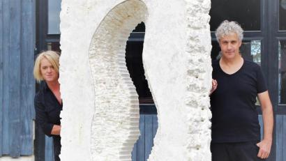 Bild: dwi
Hanna Regina Uber und Robert Diem stellen am 12. September im Kunstprojekt im alten Pfarrhof in Aschach bei einem Rundgang ihre neuesten Skulpturen vor. Außerdem erwartet Kunstliebhaber ein Spektakel aus Pyrotechnik und Tango fürs Herz.