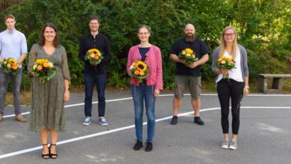 Bild: njn
Rektorin Sabine Graser (links) und Konrektorin Beate Koch (rechts) mit einigen der neuen Lehrkräfte an der Grund- und Mittelschule, (von links) Nico Dümmelbeck, Lena Scharf, Sebastian Högl, Sabine Hübner, Thomes Eber und Eva-Maria Emmerig.