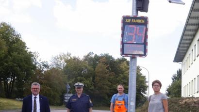 Bild: mfh
Einen Tag vor dem Schulanfang präsentieren (von links) Bürgermeister Michael Göth, Polizeihauptkommissar Uwe Aulinger, Norbert Gräml vom städtischen Bauhof und Ordnungsamtsleiterin Rosalia Wendl die neue Messstelle.