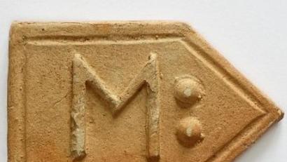 Bild: sche
Mit dem Unterlegen derartiger geheimer Zeichen versuchen die Feldgeschworenen, die Grenzsteine gegen unwillkürliches Versetzen durch Unbefugte zu schützen.