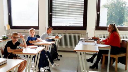 Bild: Petra Giebisch/exb
Um den Lernstoff des vergangenen Schuljahres aufzufrischen, Lücken zu schließen oder einfach wieder ein bisschen sattelfest in einzelnen Fächern zu werden, konnten die Eltern der künftigen fünften bis neunten Jahrgangsstufen am JAS-Gymnasium Nabburg in der letzten Ferienwoche Kurse in Mathe, Englisch, Latein, Deutsch, Französisch und Physik buchen, die von Oberstufenschülerinnen und –schülern abgehalten wurden.