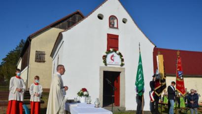 Bild: jr
Pfarrer Thomas Vogl (Dritter von links) zelebrierte den Dankgottesdienst zum 200-jährigen Bestehen der Kapelle St. Florian. Die örtlichen Vereine waren mit ihren Fahnenabordnungen dabei.