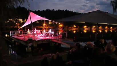 Bild: jma
Ein tolles Ambiente bietet die Seebühne am Rußweiher. Die Band „Mountaineros“ spielte am Wochenende dort Country-Musik.