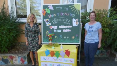 Bild: rn
Pamela Walberer und Kathleen Walberer (von links) empfangen ihre Erstklässler mit einem "Herzlich willkommen an der Schule".