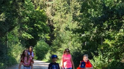 Bild: pop
Die Wanderung rund um Schmidmühlen, eine Veranstaltung des SV Schmidmühlen beim Ferienprogramm, macht den Teilnehmern großen Spaß.