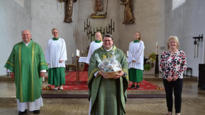 Bild: gi
Über ein Starterpaket mit Spezialitäten aus dem Moosbacher Land freut sich der neue Pfarrer Udo Klösel beim ersten Sonntagsgottesdienst.