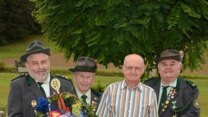 Bild: ker
Schützenmeister Werner Grünthaler mit Werner Luber, Jubilar Georg Hagerer und Manfred Pirner.