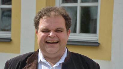 Bild: jr
Neuer Kaplan in Mitterteich ist der 38-jährige gebürtige Burglengenfelder Daniel Schmid. In den vergangenen drei Jahren war er in Furth im Wald tätig.