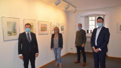Bild: Kunz
Oberbürgermeister Jens Meyer (links), MdL Christoph Skutella (rechts) und Bürgermeister Reinhold Wildenauer (2.v.r.) eröffnen gemeinsam mit Künstlerin Melita Todorovic die Ausstellung "In der Welt zuhause", die momentan im Alten Schulhaus zu sehen ist.